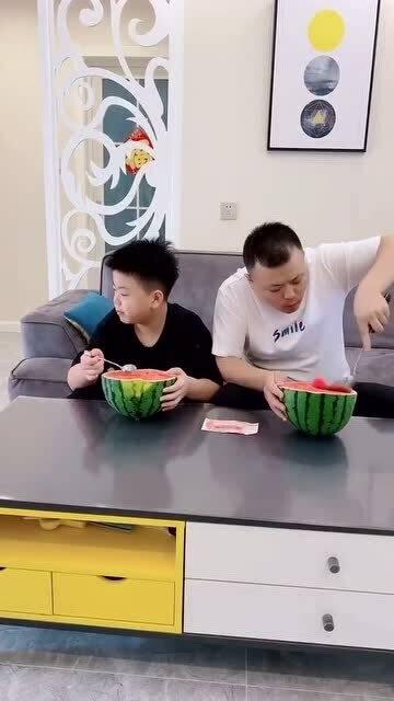 吃瓜父亲和儿子,吃瓜父亲与儿子的温馨日常