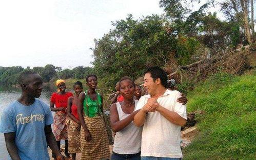 湖南株洲新娘吃瓜,引发网友热议