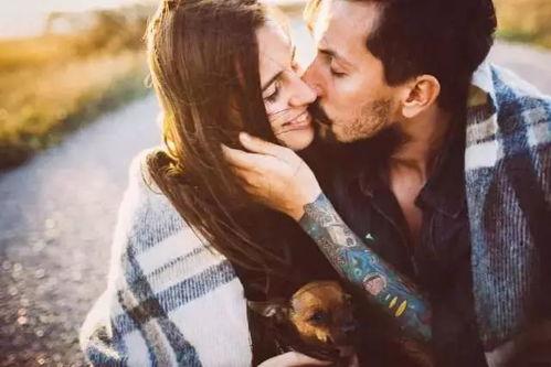 情侣合照吃瓜视频,甜蜜瞬间！情侣合照吃瓜视频揭秘甜蜜日常