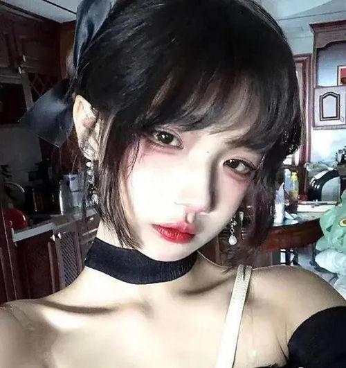 林清平吃瓜照片,尽显闲适生活态度