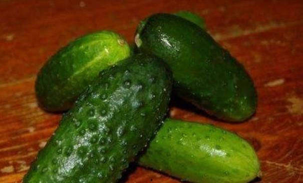 绿皮青蛙吃瓜,绿皮青蛙的夏日瓜果盛宴