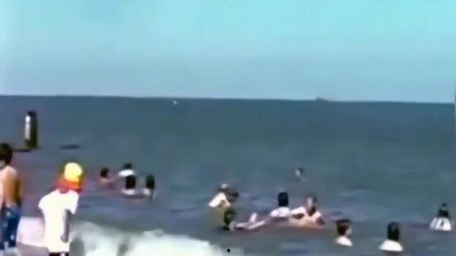 坐在飞机上吃瓜,飞机上吃瓜的奇妙体验