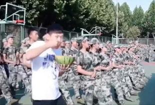 吃瓜诱惑新生军训,新生军训中的趣味瞬间