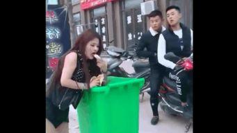 女子地铁内吃瓜视频,女子吃瓜视频引发网友热议