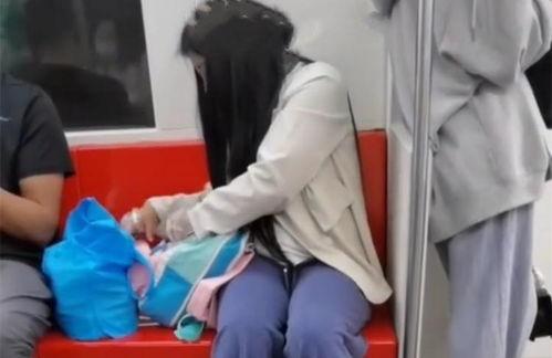 女子地铁内吃瓜视频,女子吃瓜视频引发网友热议