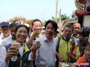 农民阿姨吃大瓜,大瓜盛宴共享幸福时光