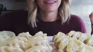 靓女吃瓜海霞吃虾,一场吃瓜与吃虾的美食盛宴