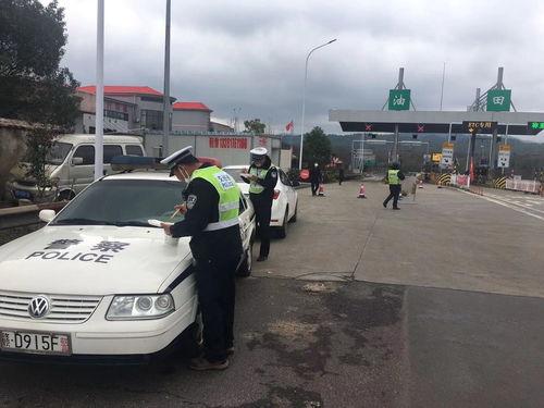 防疫警察吃瓜,警察化身“吃瓜群众”，展现抗疫温情瞬间